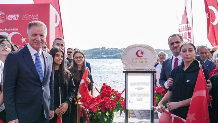Cumhuriyet’in 100’üncü Yılında Karaköy Rıhtımı’na ’İlk Adım Anıtı’ Yerleştirildi