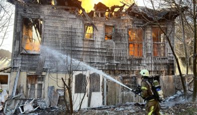 Eyüpsultar’da çıkan yangında evi yanan kiracı gözyaşlarına boğuldu