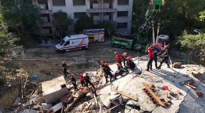 İstanbul İtfaiyesi’nin arama kurtarma ekiplerine yönelik eğitimleri devam ediyor.