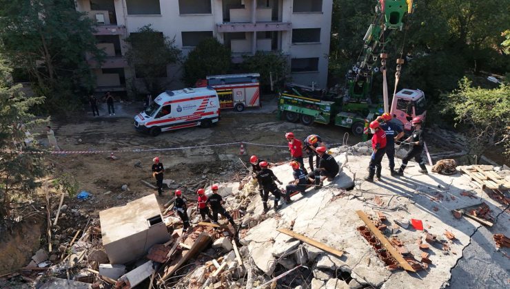 İstanbul İtfaiyesi’nin arama kurtarma ekiplerine yönelik eğitimleri devam ediyor.