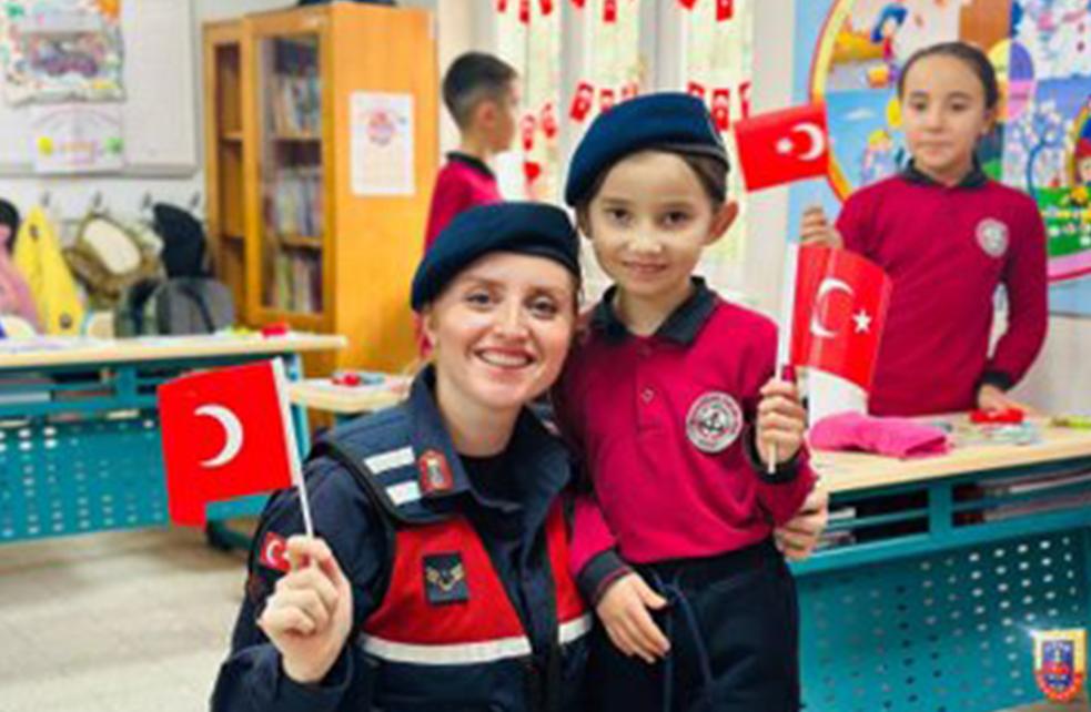 Jandarma Ekiplerinden Çocuklara Trafik Eğitimi Verildi